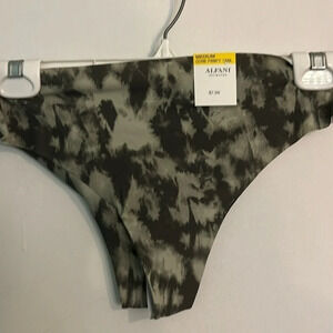NWT Alfani Womens Seamless Thong Panties MSRP $7.99 Each Size Medium (2 thongs)
